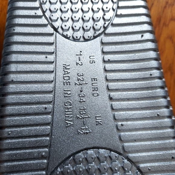 "Tie Dye" pattern Flip Flops - Elli by Cappelli - new with tags - size 1-2 youth - Picture 4 of 7